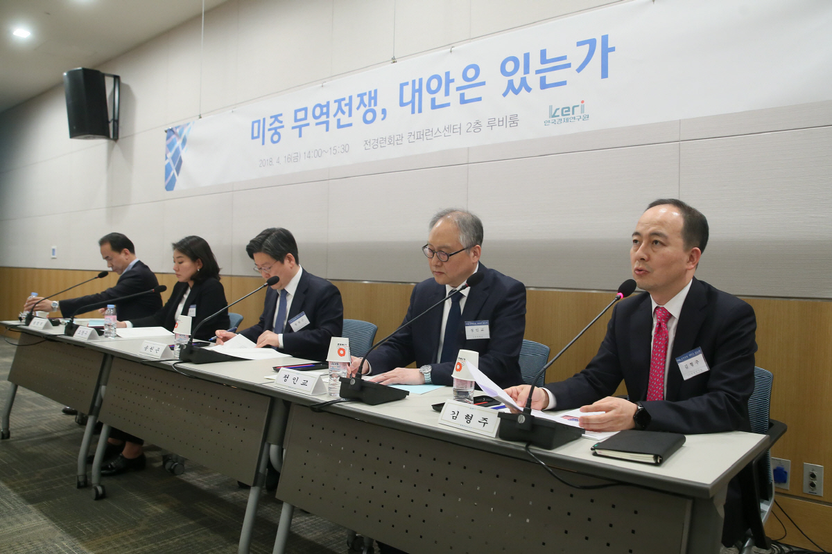 ▲왼쪽부터 송정석 중앙대 교수, 오경수 한경연 부연구위원, 송원근 한경연 부원장, 정인교 인하대 부총장, 김형주 LG경제연구원 연구위원이 16일 서울 여의도 전경련회관 컨퍼런스센터에서 열린 ‘미중 무역전쟁, 대안은 있는가’ 세미나에서 발언하고 있다. 사진제공=한경연