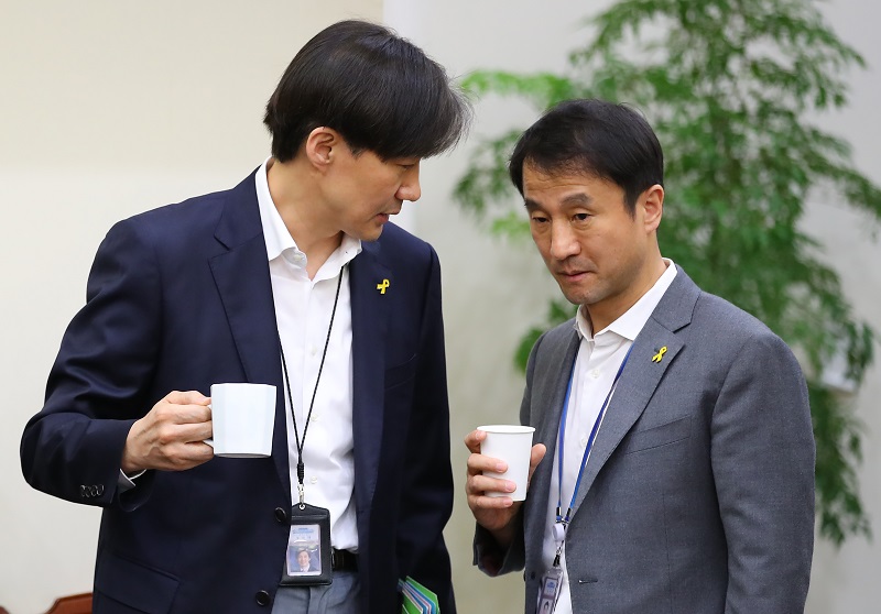 ▲조국 민정수석과 한병도 정무수석이 16일 오후 청와대 여민관에서 열린 수석ㆍ보좌관회의에 앞서 열린 차담회에서 대화하고 있다.(연합뉴스)