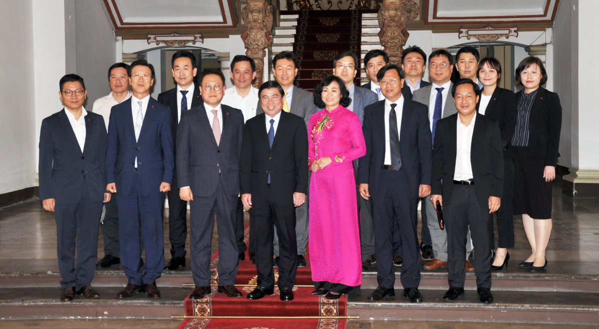 ▲이광영 롯데자산개발 대표(앞줄 왼쪽에서 세번째)와 응웬 탄 풍 호찌민시 인민위원장(앞줄 왼쪽에서 네번째)이 기념촬영을 하고 있다.(사진출처=롯데자산개발)