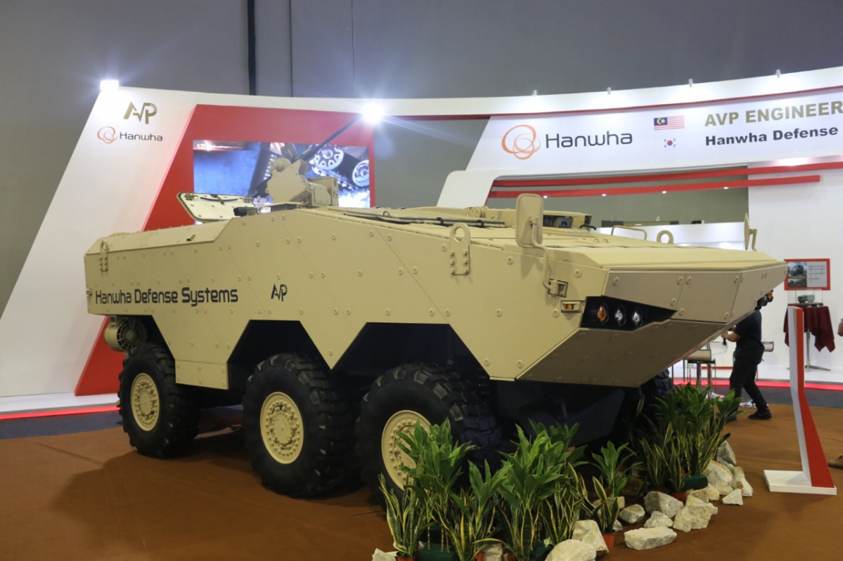 ▲한화디펜스(대표이사 이성수)가 지난 16일부터 개최되고 있는 말레이시아 방산 전시회(DSA 2018)에서 신형 차륜형장갑차 타이곤(TIGON)을 첫 공개했다.(사진제공=한화디펜스)