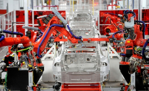 ▲미국 캘리포니아주 프리몬트의 생산공장에서 로봇이 테슬라 모델S를 조립하고 있다. 프리몬트/로이터연합뉴스
