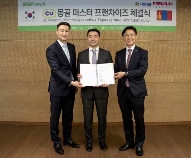 ▲BGF리테일 박재구 사장(왼쪽에서 다섯번째), 홍정국 부사장(왼쪽에서 여섯번째), 프리미엄그룹 아딜비시 간호약 회장(왼쪽에서 네번째), 프리미엄그룹 아딜비시 간벌드 사장(왼쪽에서 세번째) 및 관계자들이 기념촬영을 하고 있다.(사진제공=BGF리테일)