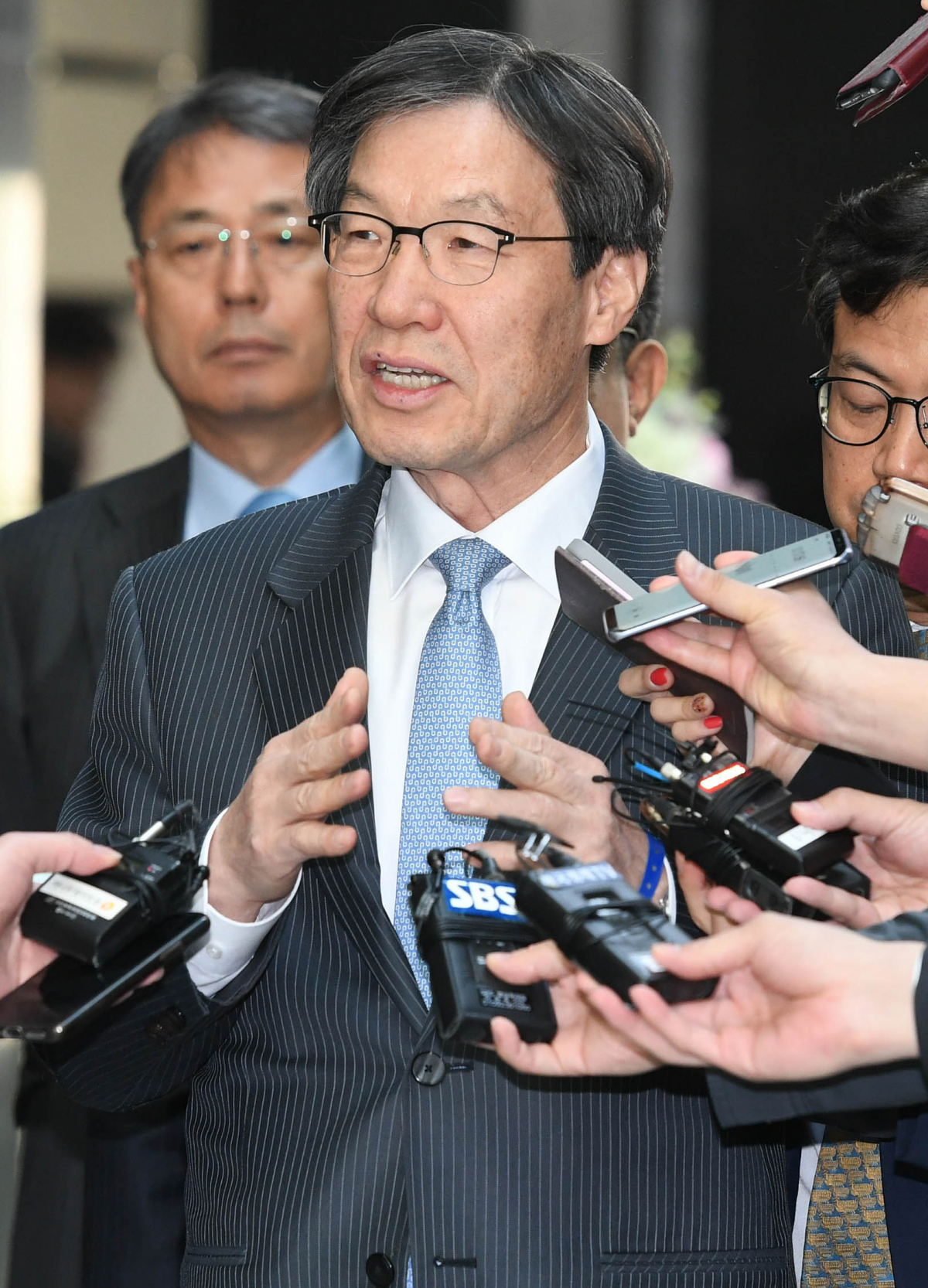 ▲권오준 포스코 회장이 18일 오전 서울 강남구 포스코센터에서 열린 임시 이사회를 마친 후 이사들과 이동하고 있다. 권 회장은 이날 이사회에서 본인 거취 문제를 밝혔다. 오승현 기자 story@