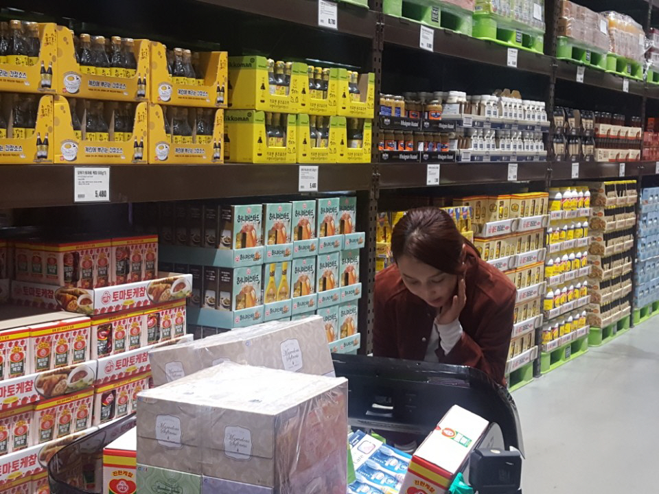 ▲시연자가 자율주행 카트 ‘일라이’에 상품명을 말하고 있다. (사진=고대영 기자)