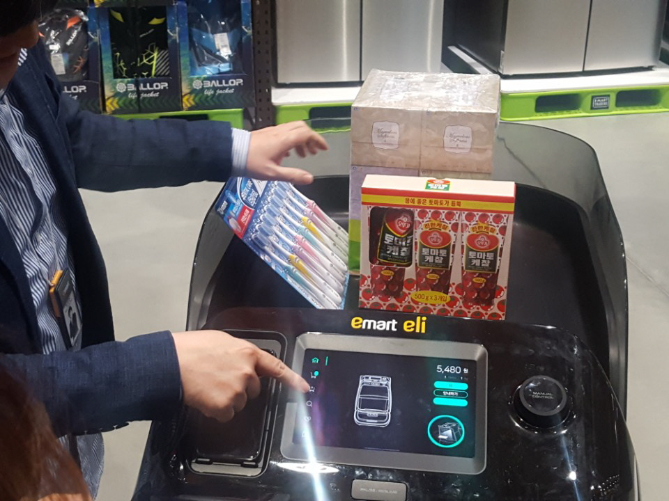 ▲자율주행 카트 ‘일라이’에는 휴대폰 무선 충전 기능이 있어 왼편에 올려 놓을 경우 충전이 가능하다. (사진=고대영 기자)