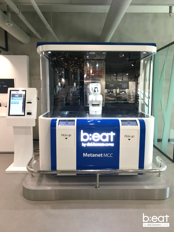 ▲달콤커피에서 개발한 로봇카페 비트가 아웃소싱 전문기업 메타넷엠씨씨에 입점했다. (사진=달콤커피)