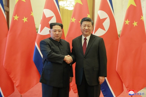 ▲김정은 북한 노동당 위원장(왼쪽)과 시진핑 중국 국가주석이 3월 28일(현지시간) 베이징에서 만나 정상회담을 했다. 베이징/UPI연합뉴스
