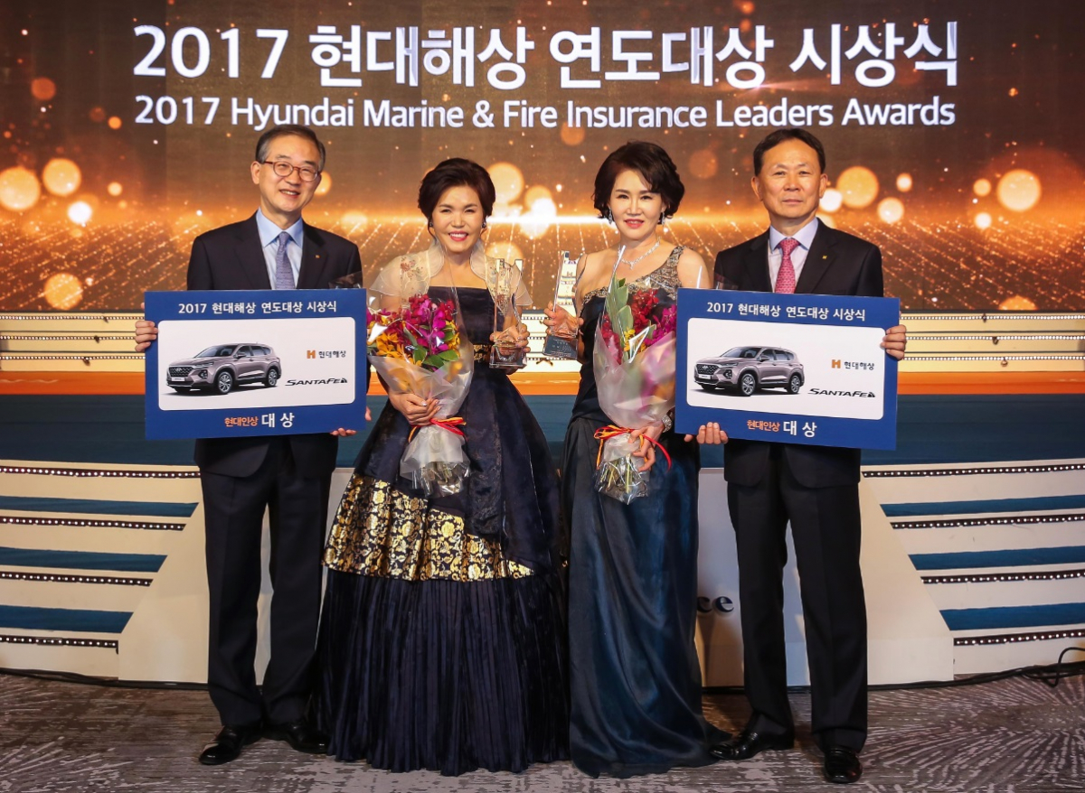 ▲(오른쪽부터) 이철영 현대해상 대표이사 부회장, 대리점부문 대상 남상분 씨, 설계사부문 대상 방미자 씨, 박찬종 대표이사 사장이 18일 서울 광장동 워커힐 호텔에서 열린 ‘2017 연도대상 시상식’에서 기념사진을 찍고 있다.(사진제공=현대해상)