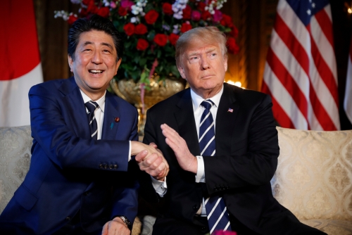 ▲17일(현지시간) 도널드 트럼프 미국 대통령(오른쪽)과 아베 신조 일본 총리가 미국 플로리다주 마라라고 리조트에서 열린 미일 정상회담에서 악수를 하고 있다. 마라라고/AP연합뉴스
