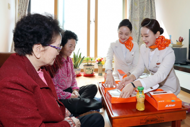 ▲제주항공 객실승무원들은 18일 오전 서울 강서구에 혼자 살고 있는 어르신 50분을 방문해 기내식도시락으로 함께 식사하며 즐거운 시간을 보냈다.(사진제공=제주항공)