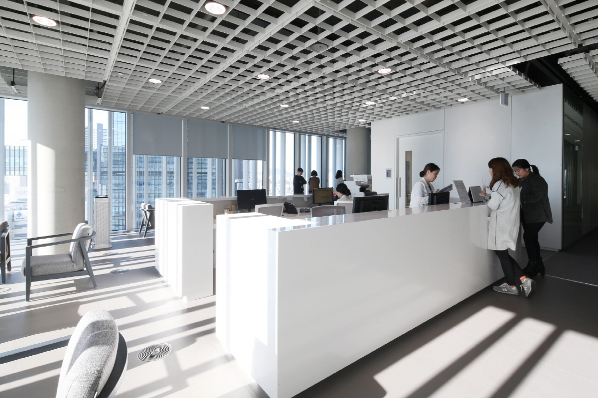 ▲아모레퍼시픽 신본사 내에 위치한 AP클리닉은 연세세브란스병원과 만든 사내 클리닉으로 근로시간 중 언제든지 가정의학과·근골격계 치료센터 진료 등을 받을 수 있다. 사진제공=아모레퍼시픽