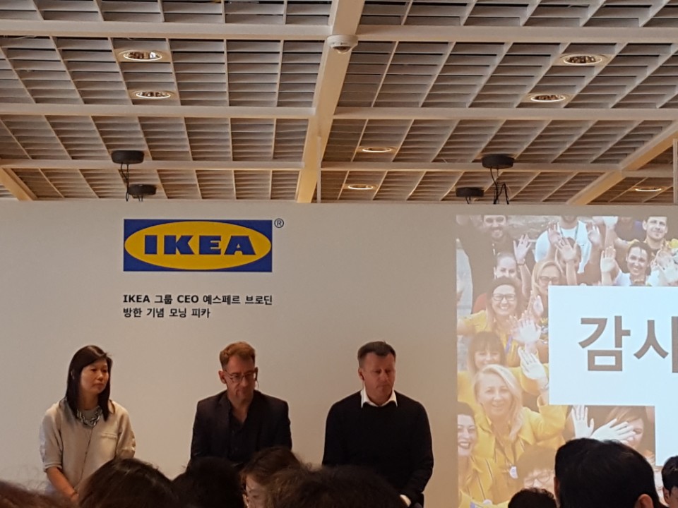 ▲(왼쪽부터) 마리아 천 HR 매니저, 안드레 슈미트갈 이케아 코리아 대표, 예스페르 브로딘 이케아 그룹CEO (사진=고대영기자)