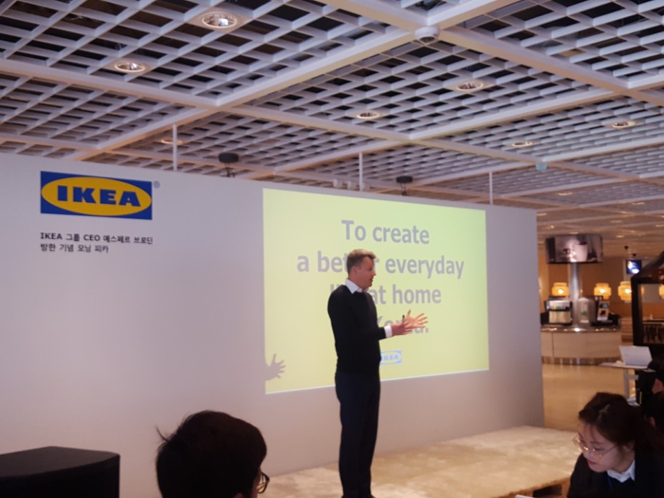 ▲예스페르 브로딘 이케아 그룹 CEO가 19일 이케아 고양점에서 열린 기자간담회에서 이케아의 미래에 대해 발표하고 있다. (사진=고대영 기자)