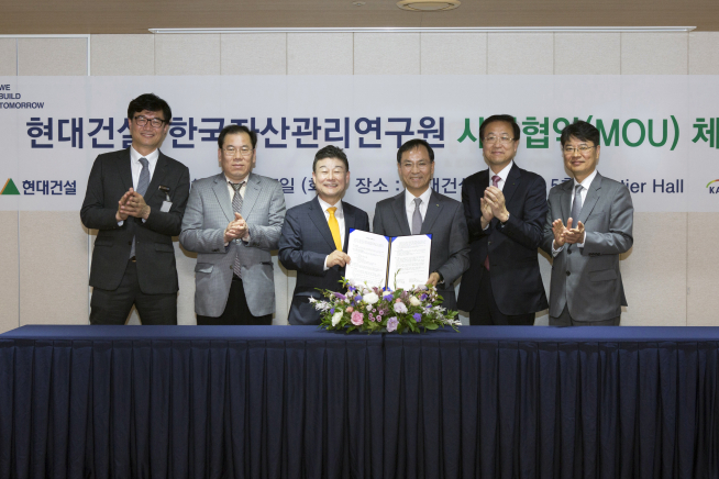 ▲서울 계동 현대건설 본사에서 현대건설 건축사업본부장 김정철 부사장(오른쪽 세 번째), 김용식 전무(오른쪽 두 번째), 최원석 상무(오른쪽 첫 번째)와 한국자산관리연구원 고종완 원장(왼쪽 세 번째), 정수철 이사(왼쪽 두 번째), 최호성 팀장(왼쪽 첫 번째)이 복합개발사업 추진 MOU 체결식을 진행하고 있다(사진=현대건설)