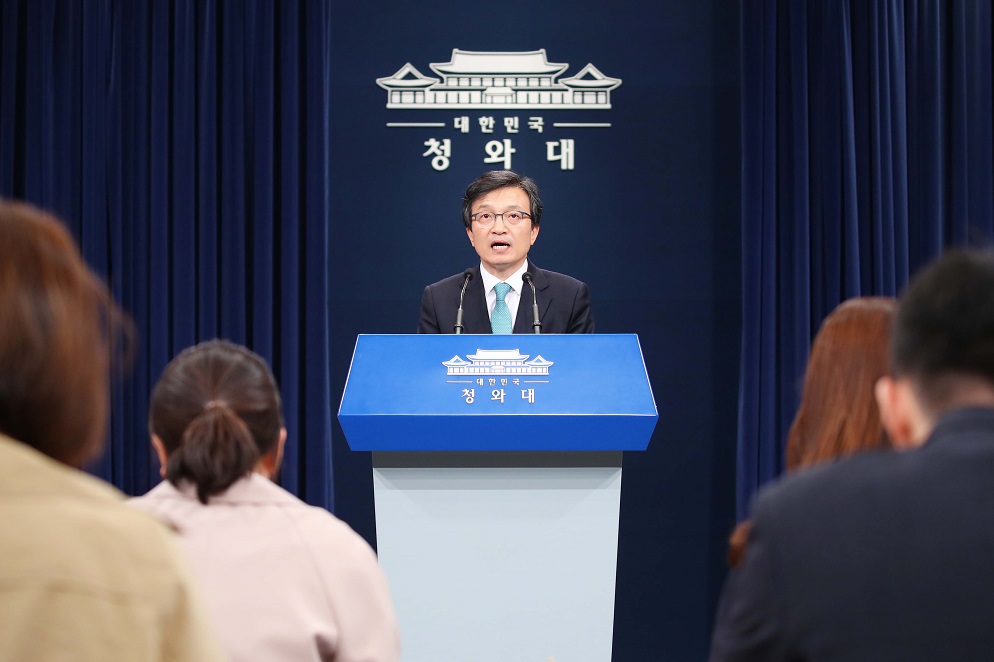 ▲김의겸 청와대 대변인이 19일 오후 6월 지방선거에서 개헌 관련 국민 투표를 하는 데 필요한 국민투표법 개정을 촉구하는 브리핑을 하고 있다. (연합뉴스)