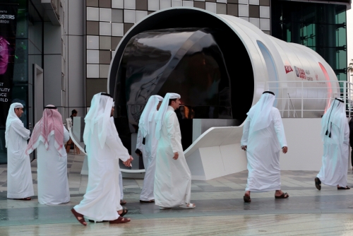 ▲두바이교통당국이 2월 22일(현지시간) 두바이에서 하이퍼루프 캡슐 모델을 공개했다. 두바이/로이터연합뉴스
