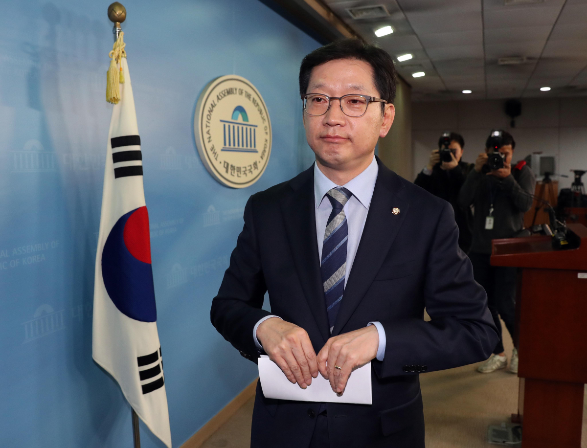 ▲댓글조작 사건에 연루됐다는 파문에 싸인 더불어민주당 김경수 의원이 19일 오후 국회 정론관에서 경남도지사 출마를 밝힌 후 회견장을 떠나고 있다. (연합뉴스)