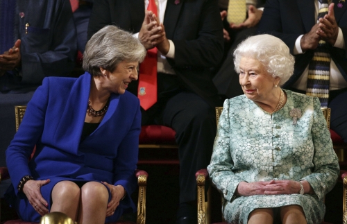 ▲영국 런던 버킹엄 궁에서 19일(현지시간) 열린 영연방 정상회의 개회식에서 테리사 메이 영국 총리(왼쪽)과 엘리자베스 2세 여왕이 마주 보고 있다. 런던/AP연합뉴스