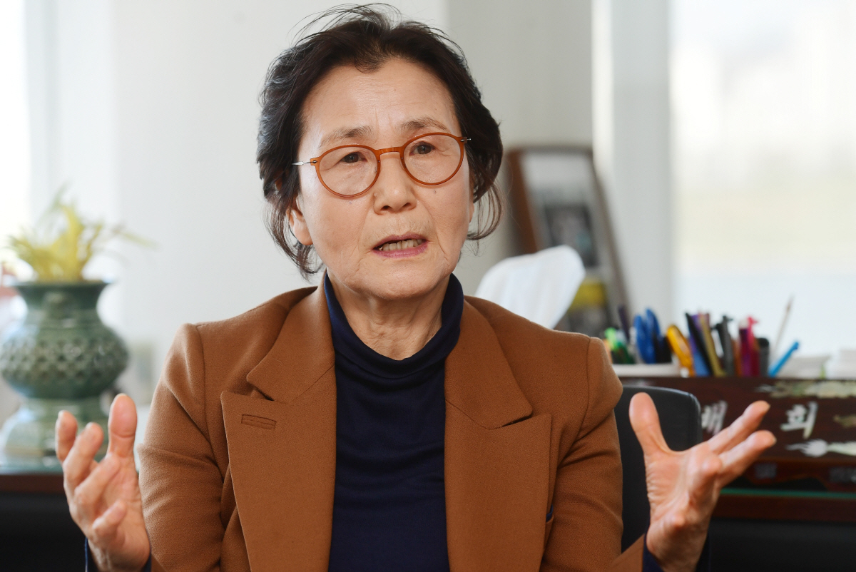 ▲곽배희 한국가정법률상담소장이 서울 영등포구 사무실에서 이투데이와 인터뷰를 하고 있다. 곽 소장은 1973년부터 국내 최초 민간법률구조 기관인 한국가정법률상담소에서 상담위원으로 일을 시작했고, 2000년부터는 소장으로 상담소를 이끌고 있다.고이란 기자 photoeran@