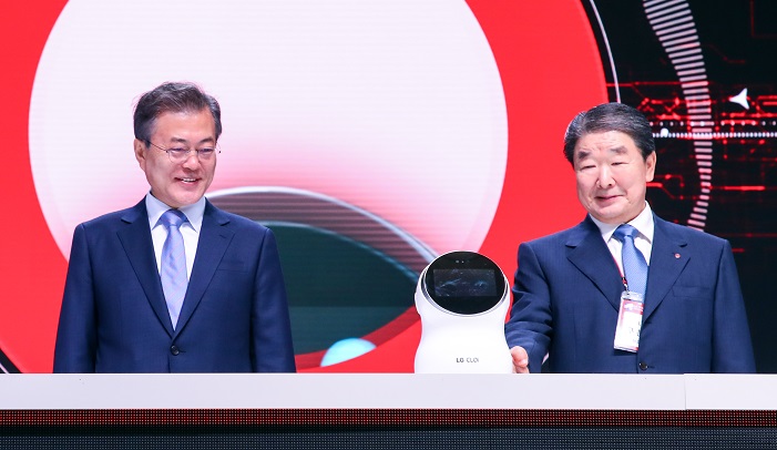 ▲문재인 대통령이 20일 오전 서울 강서구 마곡동 LG 사이언스파크에서 열린 개장식에서 개장 버튼을 누르기 앞서 AI 로봇의 안내를 받고 있다. 오른쪽은 구본준 LG 부회장.(연합뉴스)