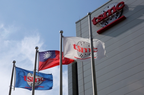 ▲대만 타이베이에 있는 반도체 기업 TSMC의 본사 건물에 깃발이 휘날리고 있다. TSMC의 2분기 매출 전망치가 전문가들의 예상에 미치지 못하면서 아이폰 판매 부진 우려를 고조시키고 있다. 타이베이/로이터연합뉴스
