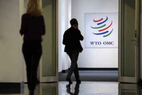 ▲WTO 직원들이 12일(현지시간) 2017~18 세계 무역 전망 발표 기자회견을 앞두고 본부 안으로 들어가고 있다. 러시아는 19일 철강과 알루미늄 관세와 관련해 미국을 WTO에 제소했다. 제네바/EPA연합뉴스
