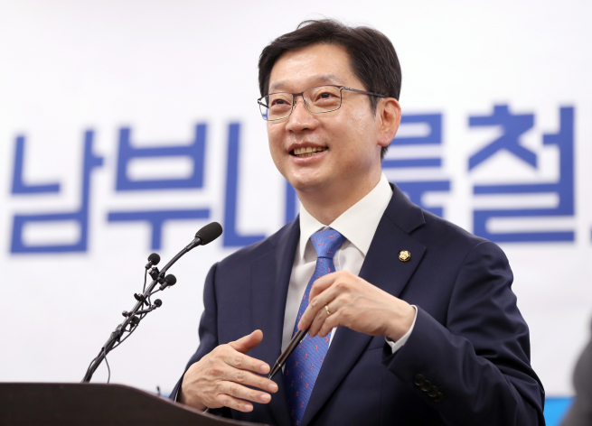 ▲더불어민주당 경남도지사 후보인 김경수 의원이 20일 오전 경남 창원시 경남도청 프레스센터에서 열린 경남지역 기자 간담회에 참석해 정책발표 전 미소를 짓고 있다. 2018.4.20(연합뉴스)