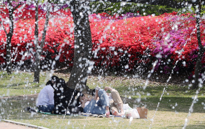 ▲초여름 날씨를 보인 20일 오후 대구 경북대학교 일청담 분수대 옆에서 학생들이 더위를 피하고 있다. 2018.4.20(연합뉴스)