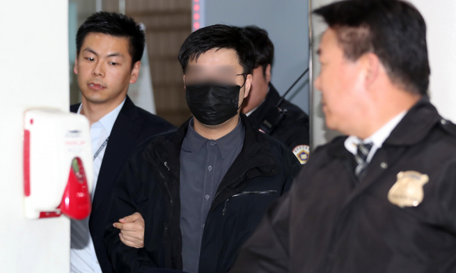 ▲ 드루킹이 관여한 댓글 여론조작 사건 공범으로 지목된 박모(필명 '서유기')씨가 20일 오전 포털 댓글 '공감' 클릭 수를 조작한 혐의로 영장실질심사를 받기 위해 서초구 서울중앙지방법원에 출석하고 있다.(연합뉴스)