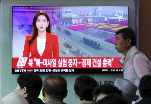 ▲서울역에서 21일 시민이 북한이 핵과 미사일 실험을 중지하기로 했다는 방송 속보를 지켜보고 있다. 서울/AP뉴시스
