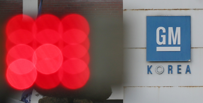 ▲GM이 한국지엠 법정관리 '데드라인'으로 언급한 20일 오후 한국지엠 부평공장 내 도로 신호등에 빨간불이 켜져 있다. (연합뉴스)