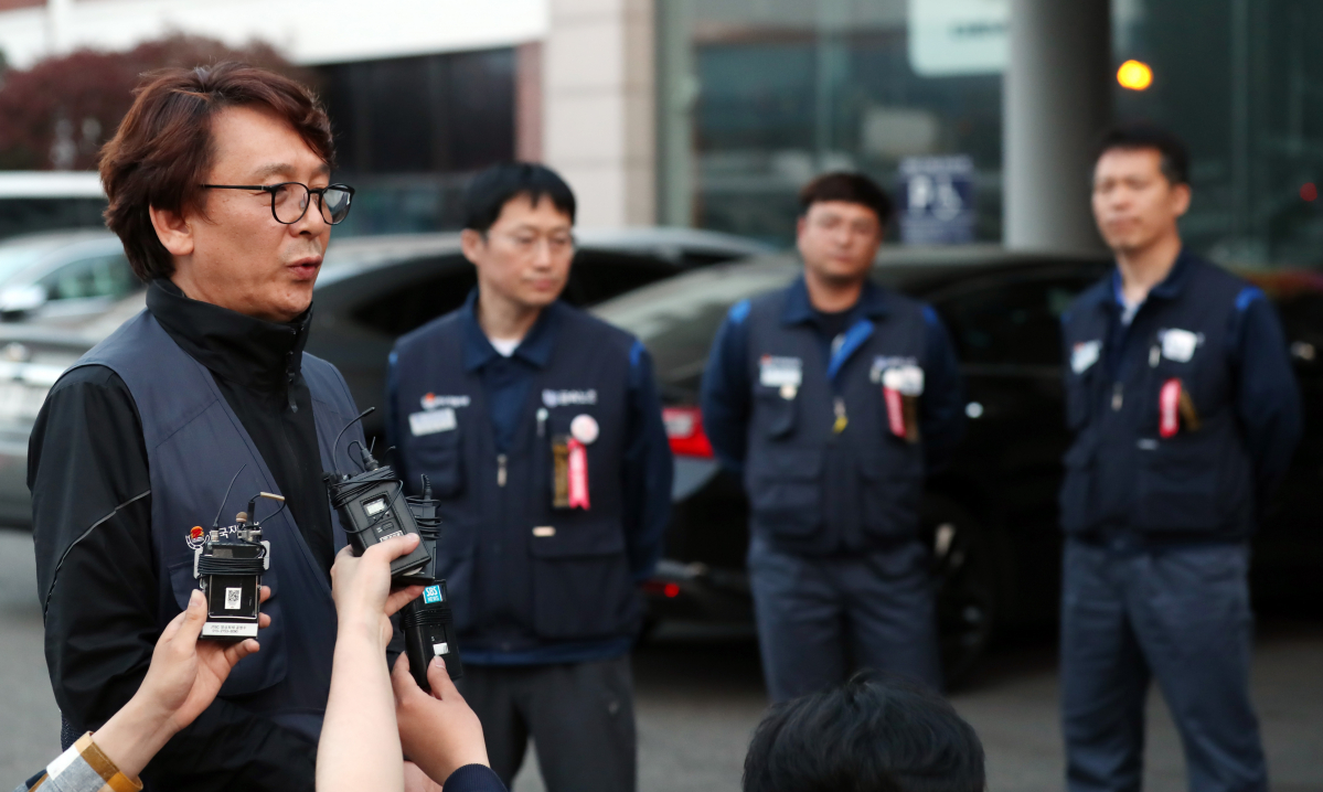 ▲20일 오후 인천시 부평구 한국지엠 부평공장에서 전해철 전국금속노조 한국지엠지부 정책기획실장(왼쪽)이 이날 이곳에서 진행된 노사 협상 결과에 대해 설명하고 있다. (연합뉴스)