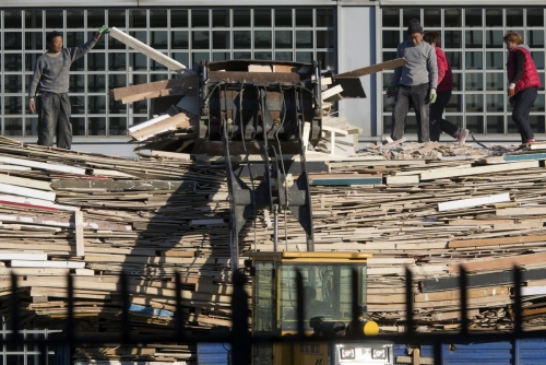▲중국 베이징에서 근로자들이 재활용할 수 있는 목재 널빤지를 수거하고 있다. 베이징/AP뉴시스
