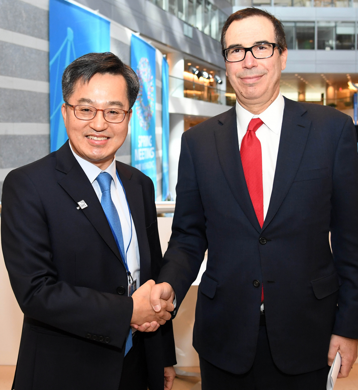 ▲G20 재무장관회의 및 IMF/WB 춘계회의 참석차 미국 워싱턴D.C를 방문중인 김동연 부총리 겸 기획재정부 장관이 21일(현지시간) IMF 본부에서 스티브 므누신 미 재무장관을 접견, 악수하며 인사를 나누고 있다.(연합뉴스)