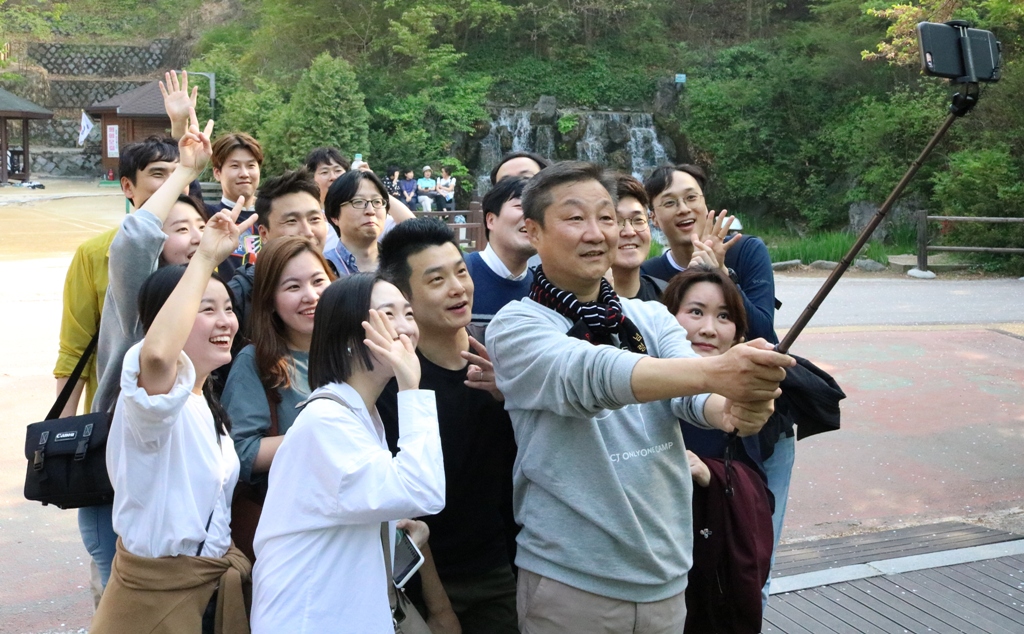 ▲CJ제일제당 신현재 대표가 지난_20일 진행된 '임스타그램' 행사에서 직원들과 셀카를 찍고 있다.