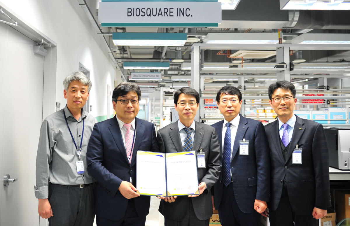 ▲기술보증기금은 23일 의료용 진단키트 제조기업인 ㈜바이오스퀘어를 제1호 '프런티어 벤처기업'으로 선정했다. 바이오스퀘어 윤성욱 대표(왼쪽 두번째)와 기술보증기금 곽영철 이사(왼쪽 세번째)(기술보증기금)