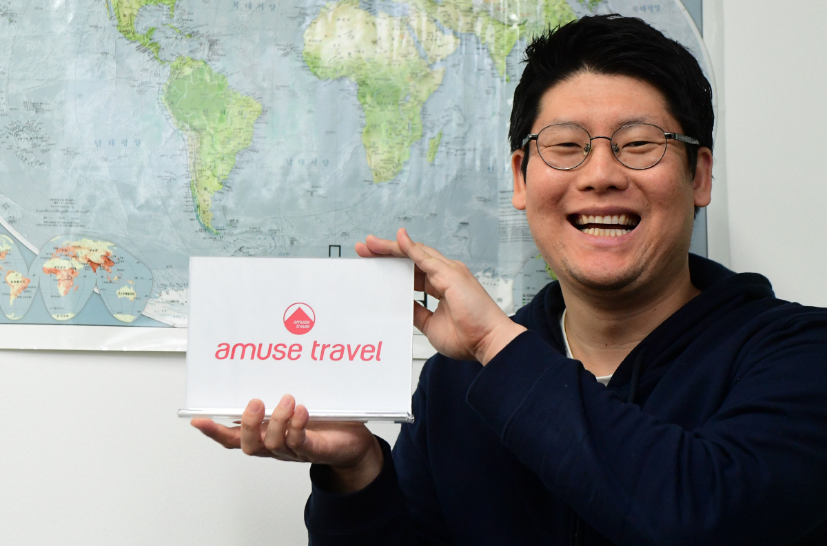 ▲오서연 어뮤즈트래블 대표가 18일 서울 중구 청계천로 사무실에서 이투데이와 인터뷰에 앞서 포즈를 취하고 있다. 사진=고이란 기자 photoeran@