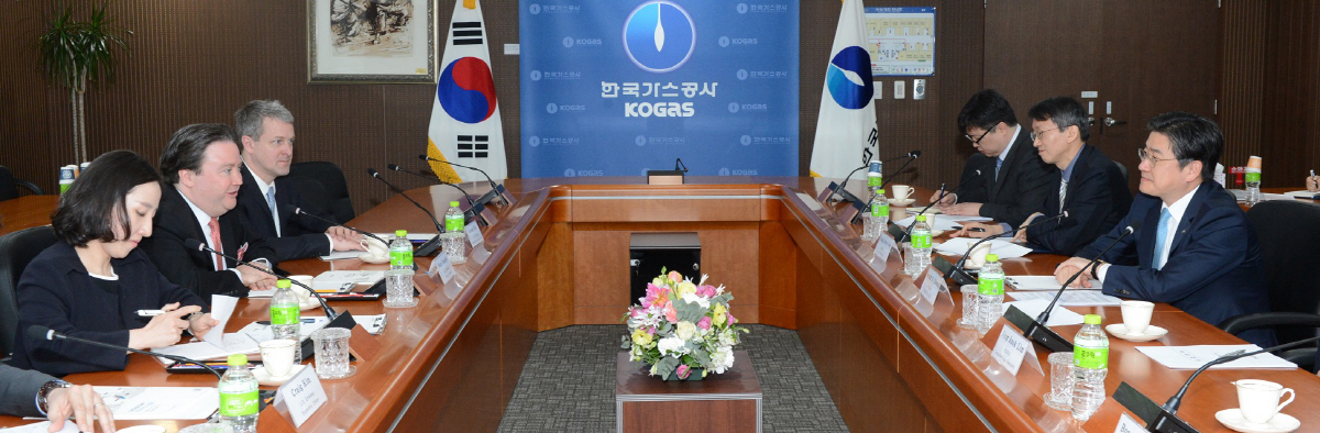 ▲정승일 한국가스공사 사장(오른쪽 앞줄 첫번째)과 마크 내퍼 미국 대사 대리(왼쪽 앞줄 두번째) 등이 19일 대구 가스공사 본사에서 양국 천연가스 등 에너지 분야 협력 방안을 논의하고 있다. 사진제공 한국가스공사