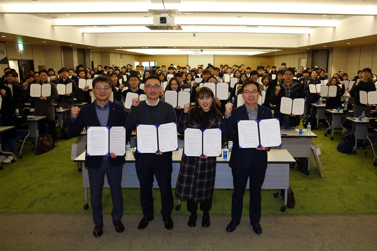 ▲롯데 유통BU(Business Unit)는 지난 1월 영등포 롯데 리테일아카데미에서 창업진흥원 및 대중소기업농어업협력재단과 손잡고 청년창업 글로벌 시장 개척단 발대식을 진행했다. 참석자들이 기념촬영하고 있다.