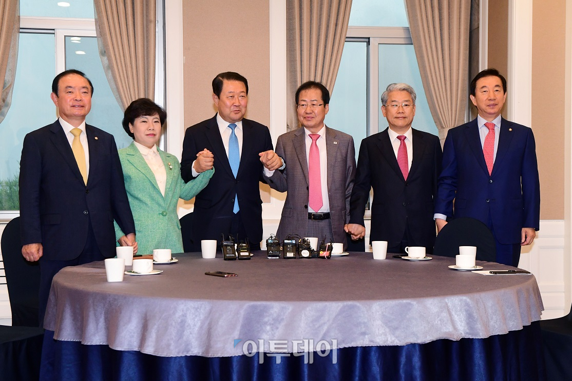 ▲민주평화당 장병완 원내대표, 조배숙 대표, 바른미래당 박주선 공동대표, 자유한국당 홍준표 대표, 바른미래당 김동철 원내대표, 자유한국당 김성태 원내대표(왼쪽부터)가 23일 오전 서울 여의도 국회 귀빈식당에서 열린 드루킹 논란 특검 도입을 위한 야 3당 대표ㆍ원내대표 긴급회동에서 손을 맞잡고 있다. 고이란 기자 photoeran@