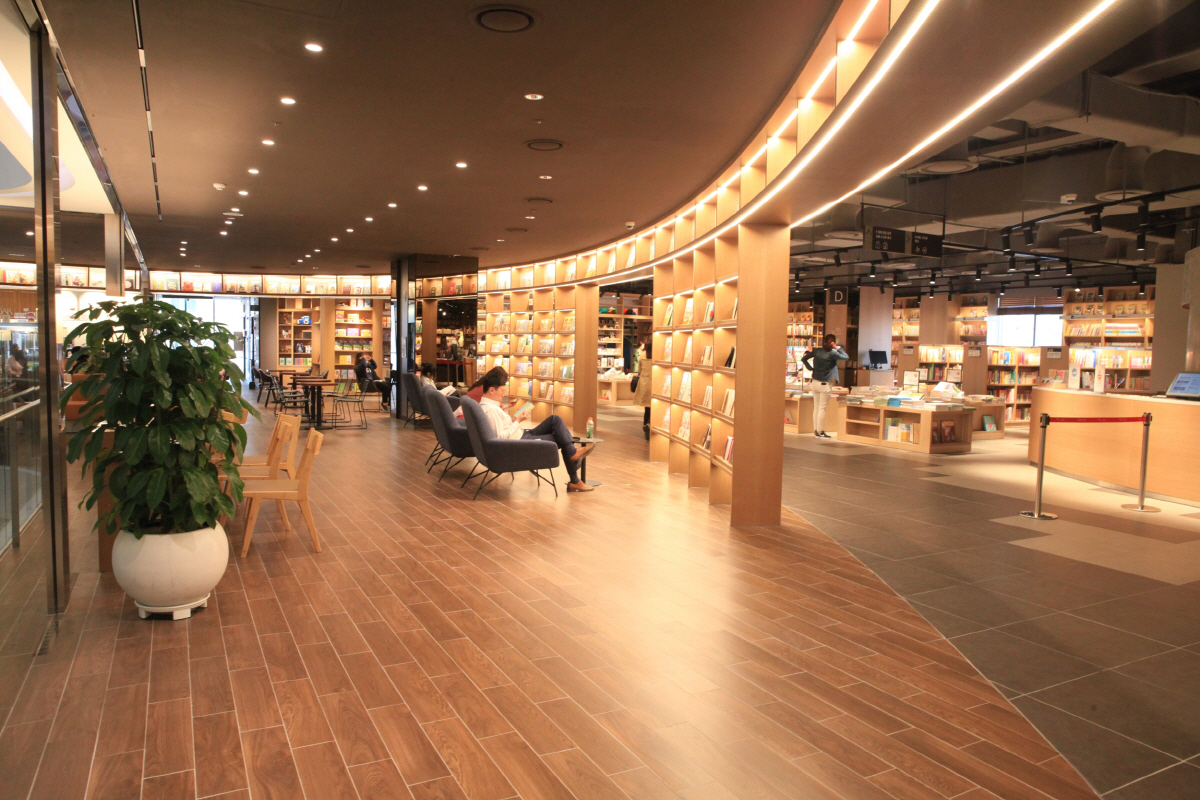 ▲26일 새로운 모습으로 그랜드 오픈하는 마리오아울렛이 도심 속 복합문화쇼핑 공간으로 거듭날 전망이다. 도심 속 문화휴식 공간 콘셉트로 디자인된 마리오몰 6층 영풍문고. 사진제공 마리오아울렛