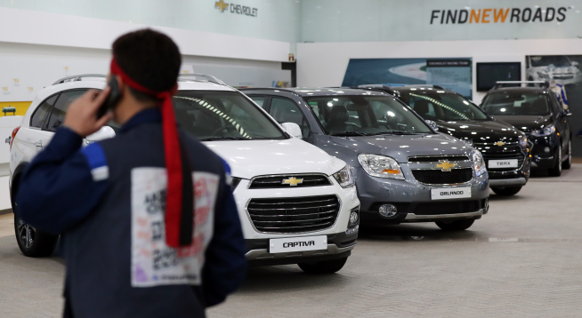 ▲한국GM 법정관리 여부가 논의될 23일 부평공장 내 홍보관에서 노조 관계자가 전화하고 있다. 이날 오전 노사는 큰 틀에서 합의점을 찾았고 세부안을 조율하고 있다. (연합뉴스)