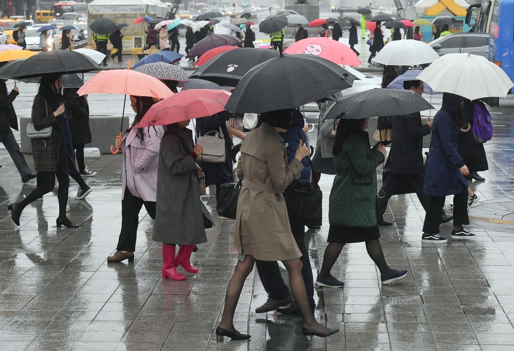 ▲내일인 24일도 새벽까지 전국에 비가 내리다 서쪽부터 그치기 시작해 낮에는 갤 것으로 예보됐다.(이투데이DB)