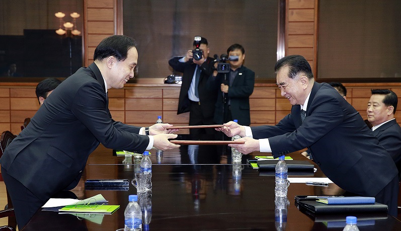 ▲남북정상회담 경호·의전·보도 분야 3차 실무회담 남측 수석대표인 김상균 국정원 2차장(왼쪽)과 북측 수석대표인 김창선 국무부 위원이 23일 오후 판문점 북측 지역 통일각에서 열린 3차 회의를 마친 뒤 합의서를 교환하고 있다.(연합뉴스)