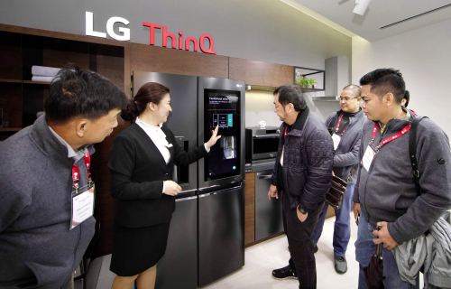 ▲24일 아시아 지역 거래선 대표들이 인공지능 브랜드 'LG 씽큐'를 소개하는 전시 존에서 인공지능 제품들을 체험하고 있다.(사진제공=LG전자)