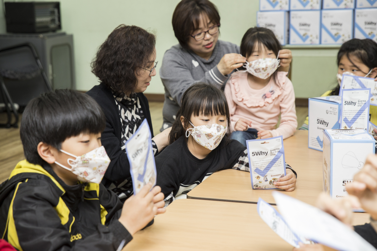 ▲23일 보령컨슈머가 보령제약그룹 사회복지법인 보령중보재단이 후원하고 있는 종로구에 위치한 지역아동센터 12곳에 ‘5Why 미세먼지 마스크’를 기부했다.(보령컨슈머)