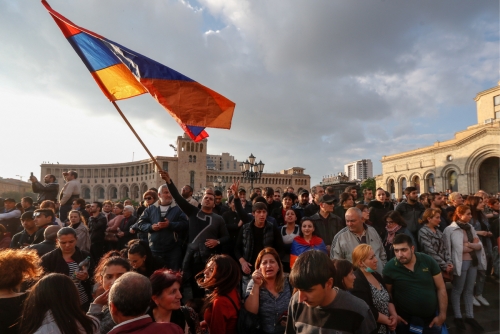 ▲아르메니아 시위대가 22일(현지시간) 세르즈 사르키샨 총리의 퇴진을 요구하며 수도 예레반 광장에 나와 국기를 흔들고 있다. 예레반/타스연합뉴스
