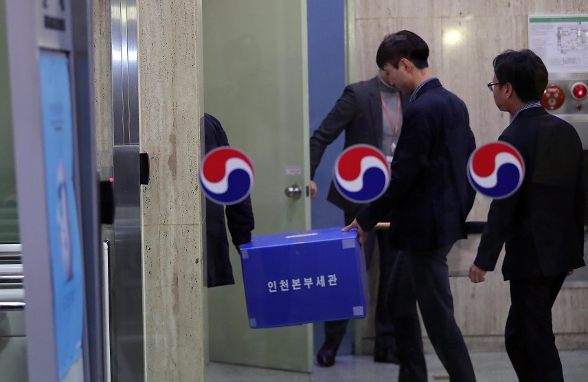 ▲한진그룹 총수 일가 관세포탈 혐의를 조사 중인 관세청 조사관들이 23일 오후 서울 강서구 대한항공 전산센터에서 압수수색을 마치고 압수품을 차량으로 옮기고 있다.(연합뉴스)