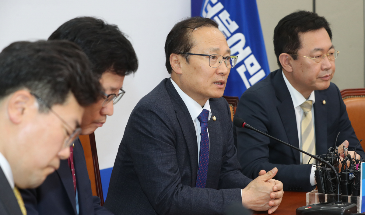 ▲더불어민주당 홍영표 한국GM대책특위 위원장(왼쪽세번째)이 24일 오후 국회에서 열린 한국GM 임단협 잠정협의관련 기자간담회에서 발언하고 있다. (연합뉴스)