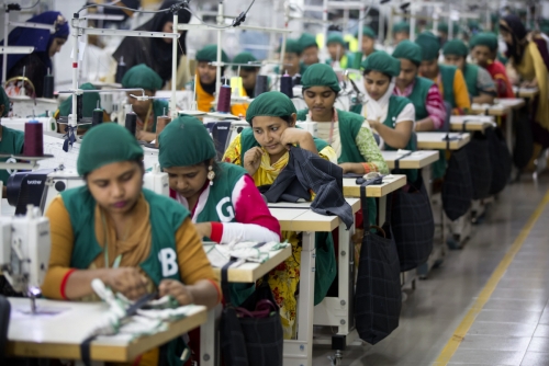 ▲19일(현지시간) 방글라데시 다카 부근의 한 의류 공장에서 근로자들이 일하고 있다. 2013년 라나플라자 사고 이후 의류 산업 근로 환경이 개선되는 추세이다. 다카/AP뉴시스
